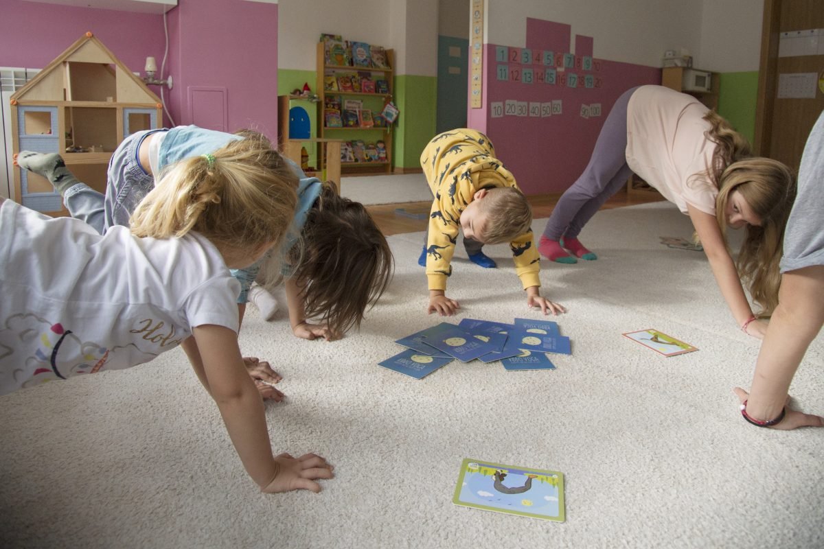 kids play yoga